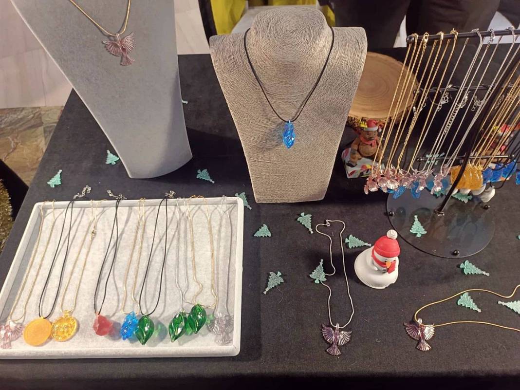 Başkentte hediye telaşına düşenler akın etti! Bu pazarda her şey parıltılı ve sihirli 13